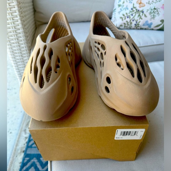 Yeezy Foam Runner ‘Clay Stone’ - Picture 2 of 13